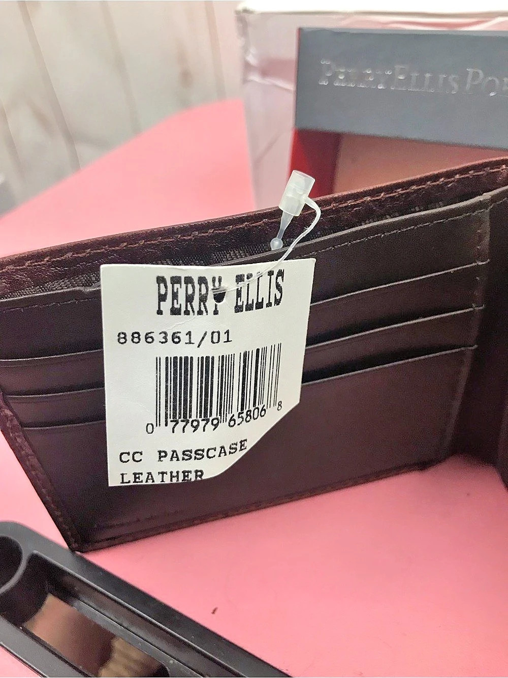 Perry Ellis CC Passcase Leather Passcase Wallet in Brown NWT - Picture 6 of 6